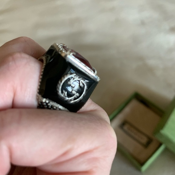 Silver Gucci ring with Red gem in middle - Picture 3 of 4